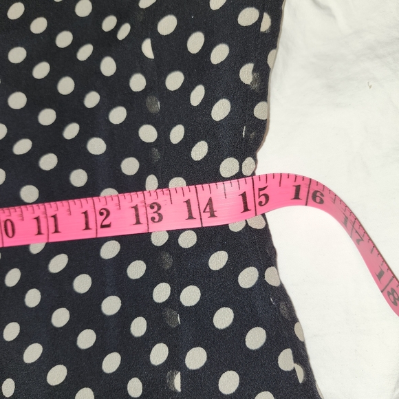 Jones New York black and white polka dot silk sleeveless blouse in sz 6 - Picture 7 of 15